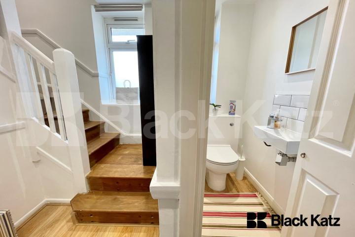 			Under Offer, 3 Bedroom, 1 bath, 1 reception Apartment			 Enid Street, Bermondsey